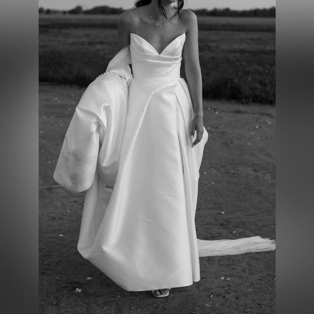 White Sweetheart Sleeveless Bridal Gown